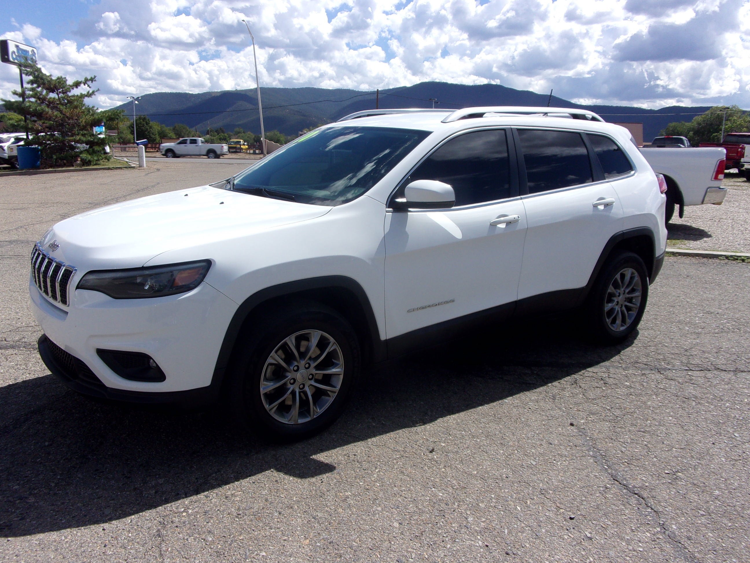 2020 Jeep Cherokee Latitude Plus in White — front three-quarter view